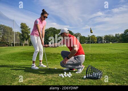 Donna che tiene un club con entrambe le mani Foto Stock