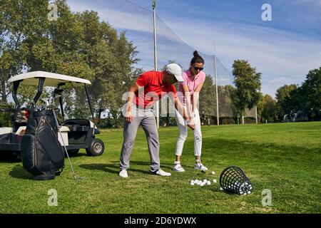 Donna che si prepara a colpire la palla Foto Stock