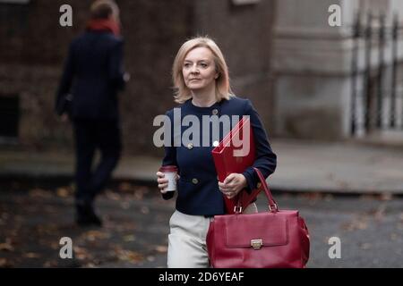 Liz Truss cammina fino a Downing Street per una riunione del gabinetto il 20 ottobre 2020, indossando una giacca blu navy e tenendo i ministri, cartella rossa.