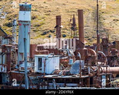 Relitti a Grytviken. Stazione di balene di Grytviken nella Georgia del Sud. Grytviken è aperto ai visitatori, ma la maggior parte delle pareti e dei tetti della fabbrica sono stati dem Foto Stock