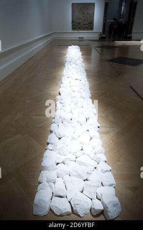 La scultura di Richard Long Chalk Line è raffigurata all'apertura della mostra Modern British Sculpture, presso la Royal Academy of Arts nel centro di Londra. Foto Stock