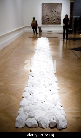 La scultura di Richard Long Chalk Line è raffigurata all'apertura della mostra Modern British Sculpture, presso la Royal Academy of Arts nel centro di Londra. Foto Stock