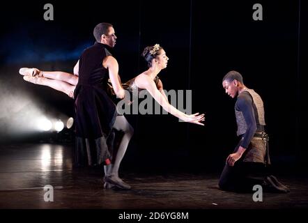 Ballerini tra cui Damien Johnson, Sarah Kundi e Jade Hale-Christofi del Ballet Black si esibiscono durante una fotocellula per il 10° anniversario di Orpheus al Lindbury Studio Theatre, la Royal Opera House, nel centro di Londra. Foto Stock