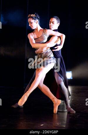 Ballerini tra cui Damien Johnson, Sarah Kundi e Jade Hale-Christofi del Ballet Black si esibiscono durante una fotocellula per il 10° anniversario di Orpheus al Lindbury Studio Theatre, la Royal Opera House, nel centro di Londra. Foto Stock