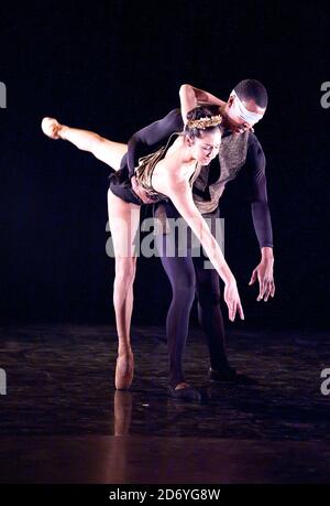 Ballerini tra cui Damien Johnson, Sarah Kundi e Jade Hale-Christofi del Ballet Black si esibiscono durante una fotocellula per il 10° anniversario di Orpheus al Lindbury Studio Theatre, la Royal Opera House, nel centro di Londra. Foto Stock