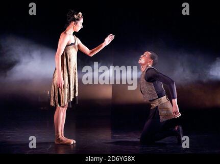 Ballerini tra cui Damien Johnson, Sarah Kundi e Jade Hale-Christofi del Ballet Black si esibiscono durante una fotocellula per il 10° anniversario di Orpheus al Lindbury Studio Theatre, la Royal Opera House, nel centro di Londra. Foto Stock