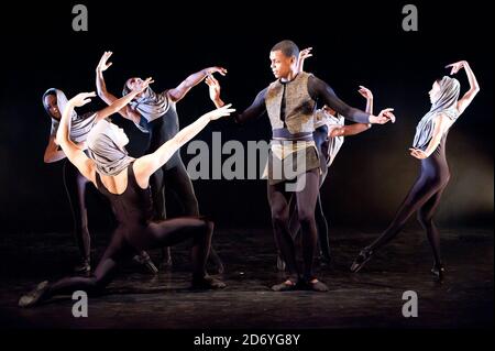 Ballerini tra cui Damien Johnson, Sarah Kundi e Jade Hale-Christofi del Ballet Black si esibiscono durante una fotocellula per il 10° anniversario di Orpheus al Lindbury Studio Theatre, la Royal Opera House, nel centro di Londra. Foto Stock