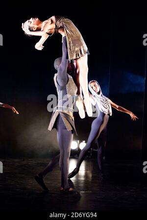 Ballerini tra cui Damien Johnson, Sarah Kundi e Jade Hale-Christofi del Ballet Black si esibiscono durante una fotocellula per il 10° anniversario di Orpheus al Lindbury Studio Theatre, la Royal Opera House, nel centro di Londra. Foto Stock