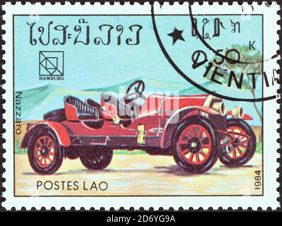 LAOS - CIRCA 1984: Un francobollo stampato in Laos dal 19° Congresso UPU di Amburgo. Il numero delle classiche auto sportive e da corsa mostra Nazzaro, circa 1984. Foto Stock