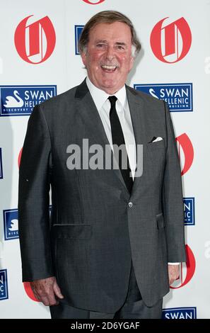 Terry Wogan partecipa ai 2011 Oldie of the Year Awards, al Simpsons on the Strand nel centro di Londra. Foto Stock