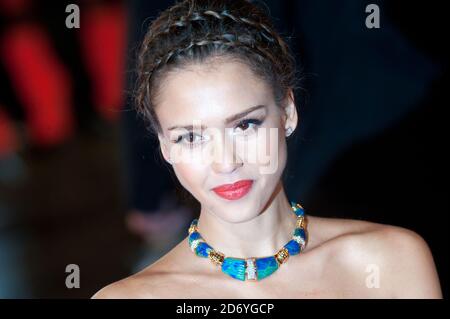 Jessica Alba arriva al 2011 Orange British Academy Film Awards presso la Royal Opera House di Covent Garden, Londra Foto Stock