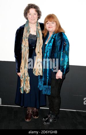 Linda Bassett (a sinistra) e Lesley Nicolo alla prima di West is West, presso la BFI Southbank, a Waterloo, nel centro di Londra Foto Stock