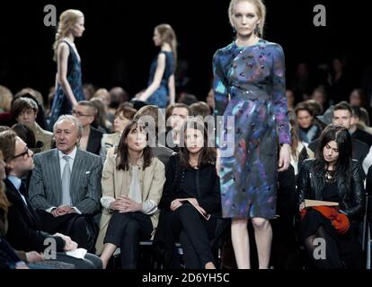 Samantha Cameron e lo stilista personale Isabel Spearman partecipano alla sfilata di moda Erdem, tenutasi all'Università di Westminster nell'ambito della London Fashion Week. Foto Stock