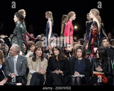 Samantha Cameron e lo stilista personale Isabel Spearman partecipano alla sfilata di moda Erdem, tenutasi all'Università di Westminster nell'ambito della London Fashion Week. Foto Stock