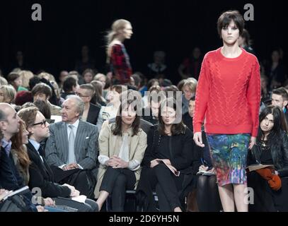 Samantha Cameron e lo stilista personale Isabel Spearman partecipano alla sfilata di moda Erdem, tenutasi all'Università di Westminster nell'ambito della London Fashion Week. Foto Stock