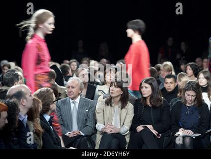 Harold Tillman, Samantha Cameron e Isabel Spearman partecipano alla sfilata di moda Erdem, tenutasi all'Università di Westminster nell'ambito della London Fashion Week. Foto Stock