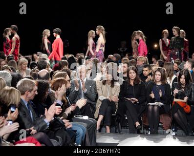 Harold Tillman, Samantha Cameron e Isabel Spearman partecipano alla sfilata di moda Erdem, tenutasi all'Università di Westminster nell'ambito della London Fashion Week. Foto Stock