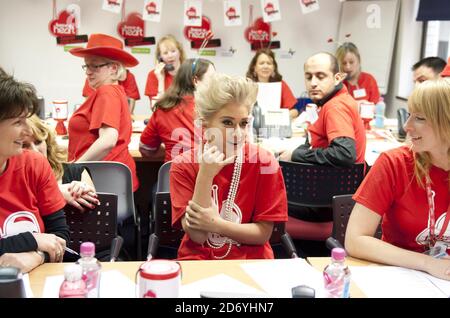 Katie Waissel ha ritratto che mannando i telefoni durante il 2011 hanno un appello del cuore, la carità di FM del cuore che solleva i soldi per i bambini Hospices UK, agli studi di FM del cuore nel centro di Londra. Foto Stock