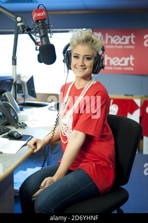 Katie Waissel raffigurato durante il 2011 hanno un fascino cardiaco, cuore FM di raccolta fondi per bambini Hospices UK, presso gli studi di FM cuore nel centro di Londra. Foto Stock