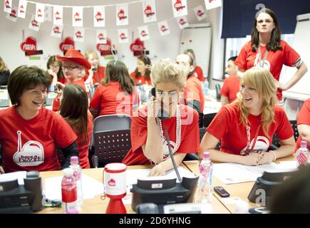 Katie Waissel ha ritratto che mannando i telefoni durante il 2011 hanno un appello del cuore, la carità di FM del cuore che solleva i soldi per i bambini Hospices UK, agli studi di FM del cuore nel centro di Londra. Foto Stock