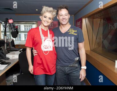 Katie Waissel ritratto con Toby Anstis durante il 2011 hanno un fascino cardiaco, cuore FM di beneficenza raccogliere soldi per bambini Hospices UK, presso gli studi di FM cuore nel centro di Londra. Foto Stock