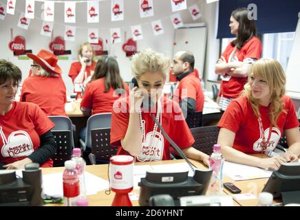 Katie Waissel ha ritratto che mannando i telefoni durante il 2011 hanno un appello del cuore, la carità di FM del cuore che solleva i soldi per i bambini Hospices UK, agli studi di FM del cuore nel centro di Londra. Foto Stock