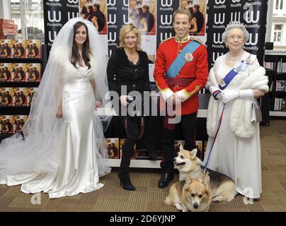 Alison Jackson (seconda a sinistra) crea un matrimonio reale alternativo al Waterstone's a Piccadilly, Londra, per lanciare il suo nuovo libro, Kate & Wills Up the Aisle: A Right Royal Fairy tale. Foto Stock