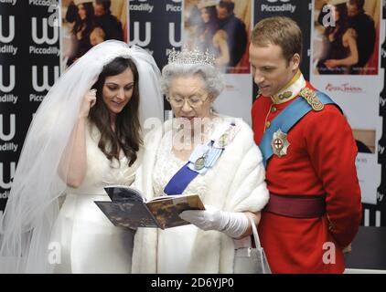 Alison Jackson crea un matrimonio reale alternativo al Waterstone's di Piccadilly, Londra, per lanciare il suo nuovo libro, Kate & Wills Up the Aisle: A Right Royal Fairy tale. Foto Stock