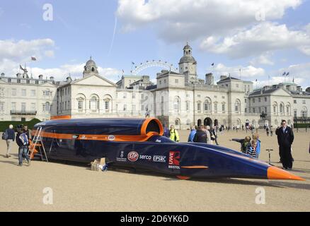 Un modello in scala dell'auto supersonica Bloodhound SSC è esposto nella Horseguards' Parade nel centro di Londra, prima del suo tentativo di rompere il record di velocità terrestre. Foto Stock