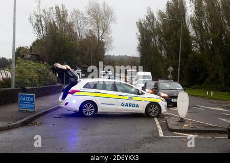 Carrigaline, Cork, Irlanda. 20 Ottobre 2020. Gardai in servizio come grandi deviazioni sono stati in atto a causa di alte maree che hanno allagato la strada Crosshaven e il centro città di Carrigaline, Co. Cork, Irlanda. - credito; David Creedon / Alamy Live News Foto Stock