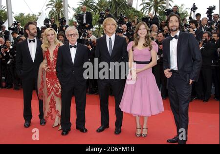 Il cast del film (l-r Michael Sheen, Rachel McAdams, Woody Allen, Owen Wilson, Lea Seydoux e Adrien Brody arriva alla prima di mezzanotte a Parigi, il film di apertura del 64° Festival Internazionale del Cinema di Cannes, al Palais des Festivales di Cannes, Francia. Foto Stock