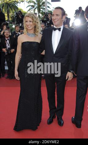 Alexandra Lamy e Jean Dujardin arrivano alla prima dell'artista, durante il 64° Festival Internazionale del Cinema di Cannes, al Palais des Festivales di Cannes, Francia. Foto Stock