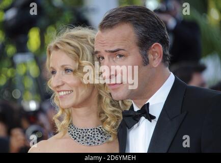 Alexandra Lamy e Jean Dujardin arrivano alla prima dell'artista, durante il 64° Festival Internazionale del Cinema di Cannes, al Palais des Festivales di Cannes, Francia. Foto Stock