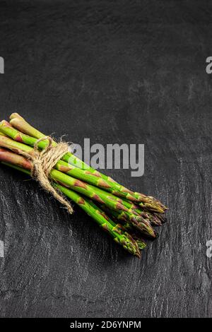 Mazzo di asparagi freschi su ardesia. Foto Stock