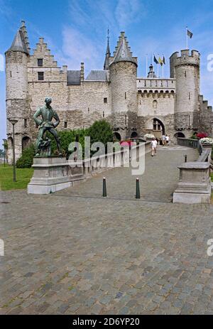 Belgio, Anversa, Lange Wapper statua che si trova nella parte anteriore del Het Steen Castle Foto Stock