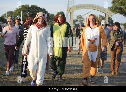 I campeggiatori arrivano all'Isle of Wight Festival, al Seaclose Park di Newport. Foto Stock