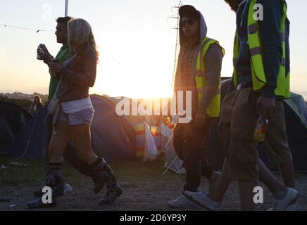 I campeggiatori arrivano all'Isle of Wight Festival, al Seaclose Park di Newport. Foto Stock