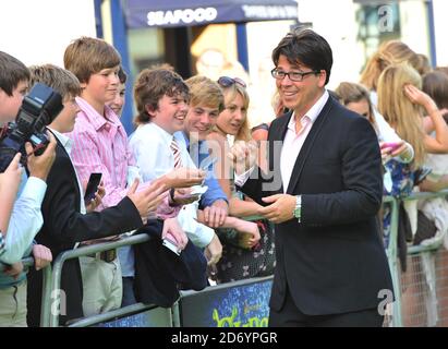 Michael McIntyre arriva alla notte di apertura di Shrek: The Musical, al Theatre Royal nel centro di Londra. Foto Stock