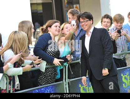 Michael McIntyre arriva alla notte di apertura di Shrek: The Musical, al Theatre Royal nel centro di Londra. Foto Stock