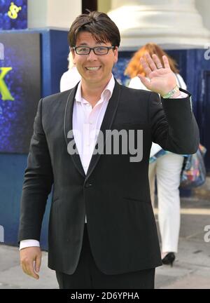 Michael McIntyre arriva alla notte di apertura di Shrek: The Musical, al Theatre Royal nel centro di Londra. Foto Stock