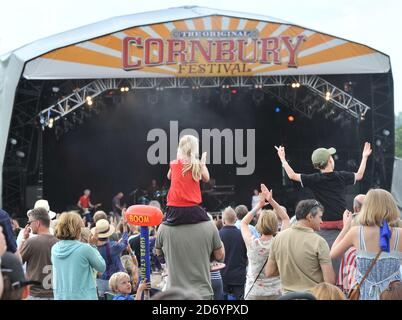 Atmosfera al Cornbury Festival, al Great Tew in Oxfordshire. Foto Stock