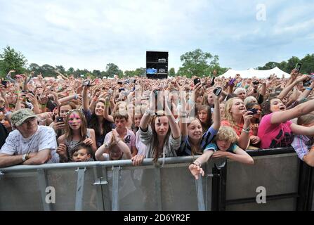 I fan guardano Olly Murs che si esibisce al Cornbury Festival, al Great Tew nell'Oxfordshire. Foto Stock