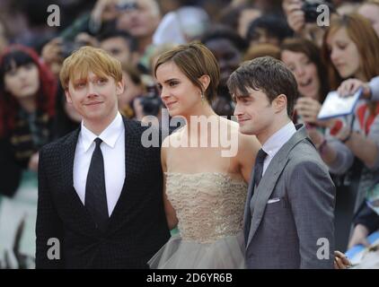 Rupert Grint, Emma Watson e Daniel Radcliffe arrivano alla prima mondiale di Harry Potter e dei Deathly Hallows parte 2, in Trafalgar Square nel centro di Londra. Foto Stock