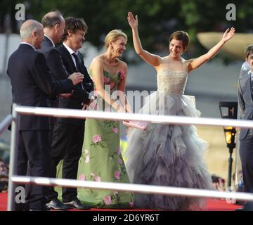 Emma Watson e JK Rowling alla prima mondiale di Harry Potter e dei Deathly Hallows parte 2, in Trafalgar Square nel centro di Londra. Foto Stock