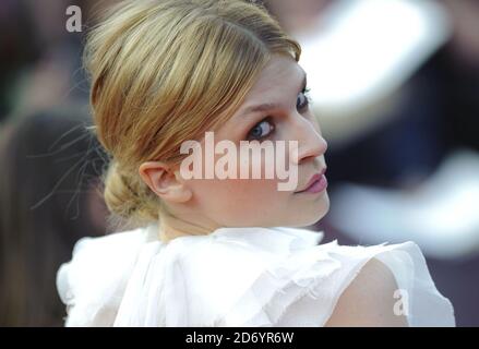 Clemence Poesy arriva alla prima mondiale di Harry Potter e dei Deathly Hallows parte 2, in Trafalgar Square nel centro di Londra. Foto Stock