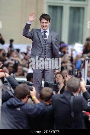 Daniel Radcliffe arriva alla prima mondiale di Harry Potter e dei Deathly Hallows parte 2, in Trafalgar Square nel centro di Londra. Foto Stock