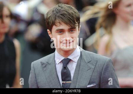 Daniel Radcliffe arriva alla prima mondiale di Harry Potter e dei Deathly Hallows parte 2, in Trafalgar Square nel centro di Londra. Foto Stock