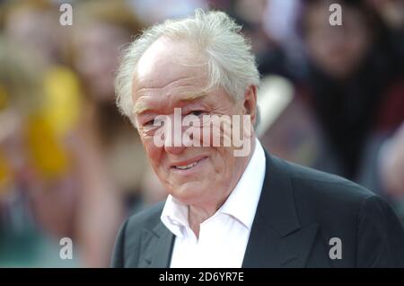 Michael Gambon arriva alla prima mondiale di Harry Potter e dei Deathly Hallows parte 2, in Trafalgar Square nel centro di Londra. Foto Stock