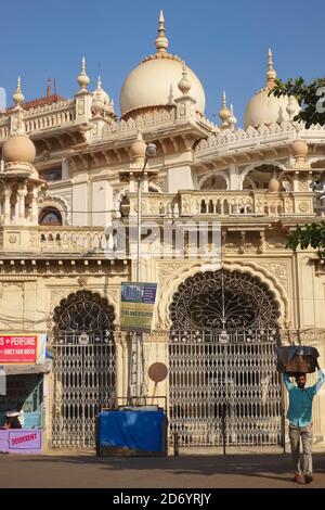 La Moschea Jama Masjid o Jama nella zona commerciale Zaveri Bazar / Crawford Market a Mumbai, India Foto Stock