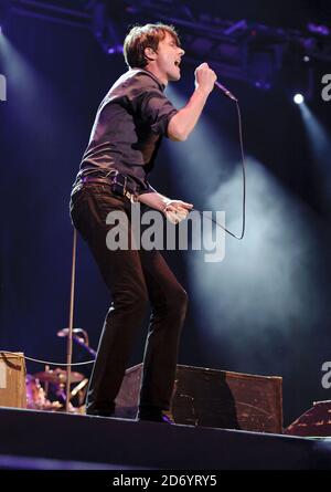 Brett Anderson di Suede che si esibisce al Latitude Festival di Henham Park, Suffolk Foto Stock